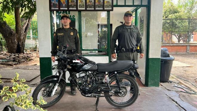 Policía reacciona logrando la recuperación de una motocicleta en la comuna 10