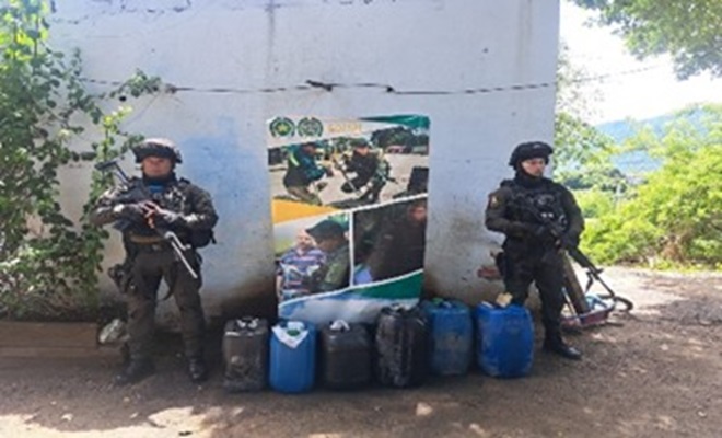 policías custodiando combustible recuperado