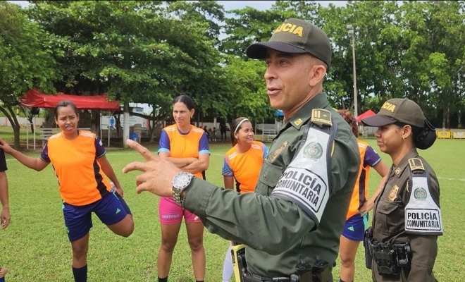 El grupo de Policía Comunitaria anota en la cancha del Club Nuevo Milenio.