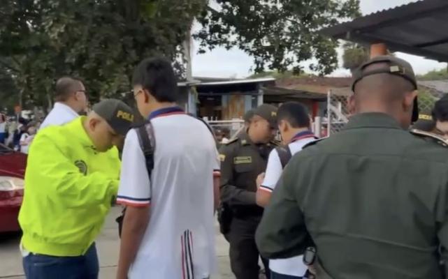 policía nacional realizando registro a los estudiantes