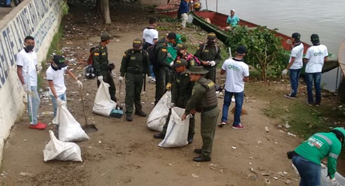  policia-bolivar-limpieza-rio-magdalena