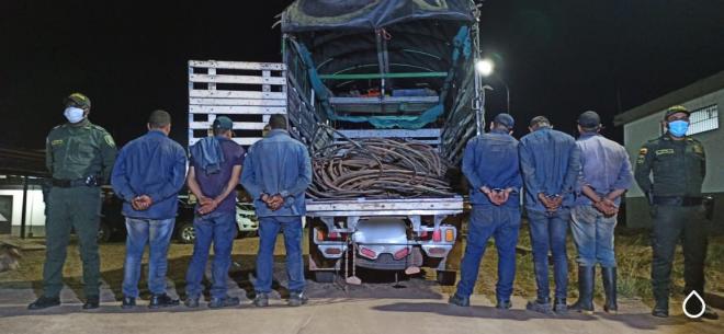 6 personas capturadas-policías custodiando