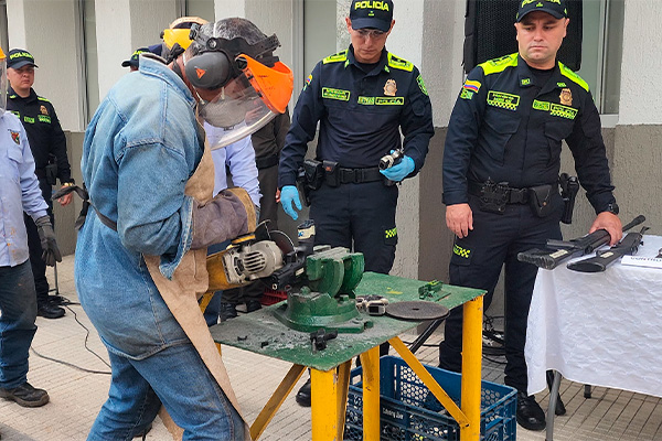 Policía Nacional destruyendo 281 armas incautadas en Pereira