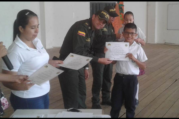 La Policía Nacional los prepara para resistir el uso drogas y tomar buenas decisiones.