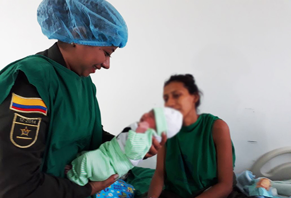 policia-parto-ibague-atendido-por-uniformados