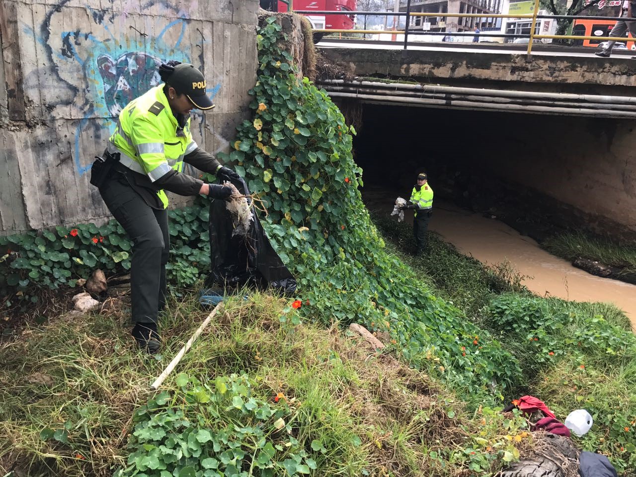 policia-realiza-labores-de-ornato-tunja