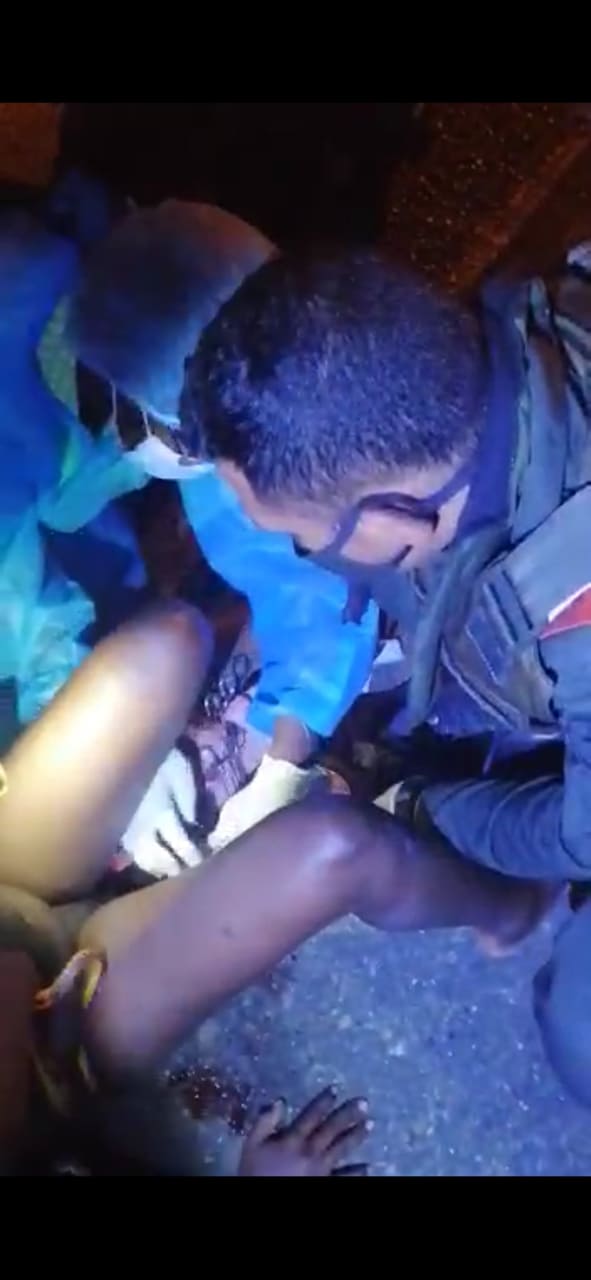 POLICÍA_AYUDA_EN_EL_PARTO