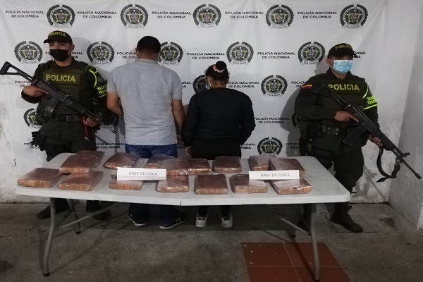 2 personas capturadas-policías custodiando-alucinógeno incautado