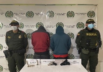 2 personas capturadas-policías custodiando-elementos incautados