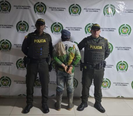 Persona capturada-policías custodiando 