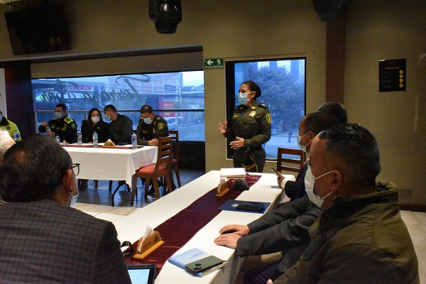 Policias reunidos con comunidad
