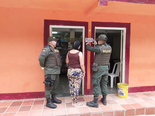  policia_en_el_carmen_de_nazaret_realiza_entrega_de_stickers_sobre_el_uso_obligatorio_del_tapabocas