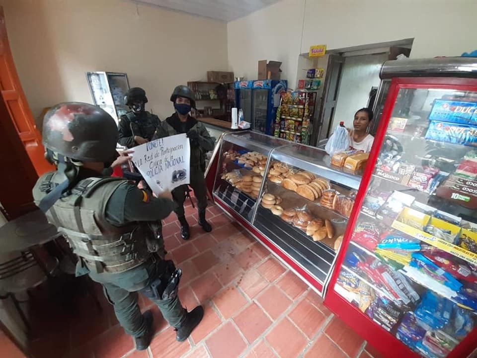  policia_en_las_mercedes_realiza_acercamiento_con_la_comunidad_patrullajes_a_pie_