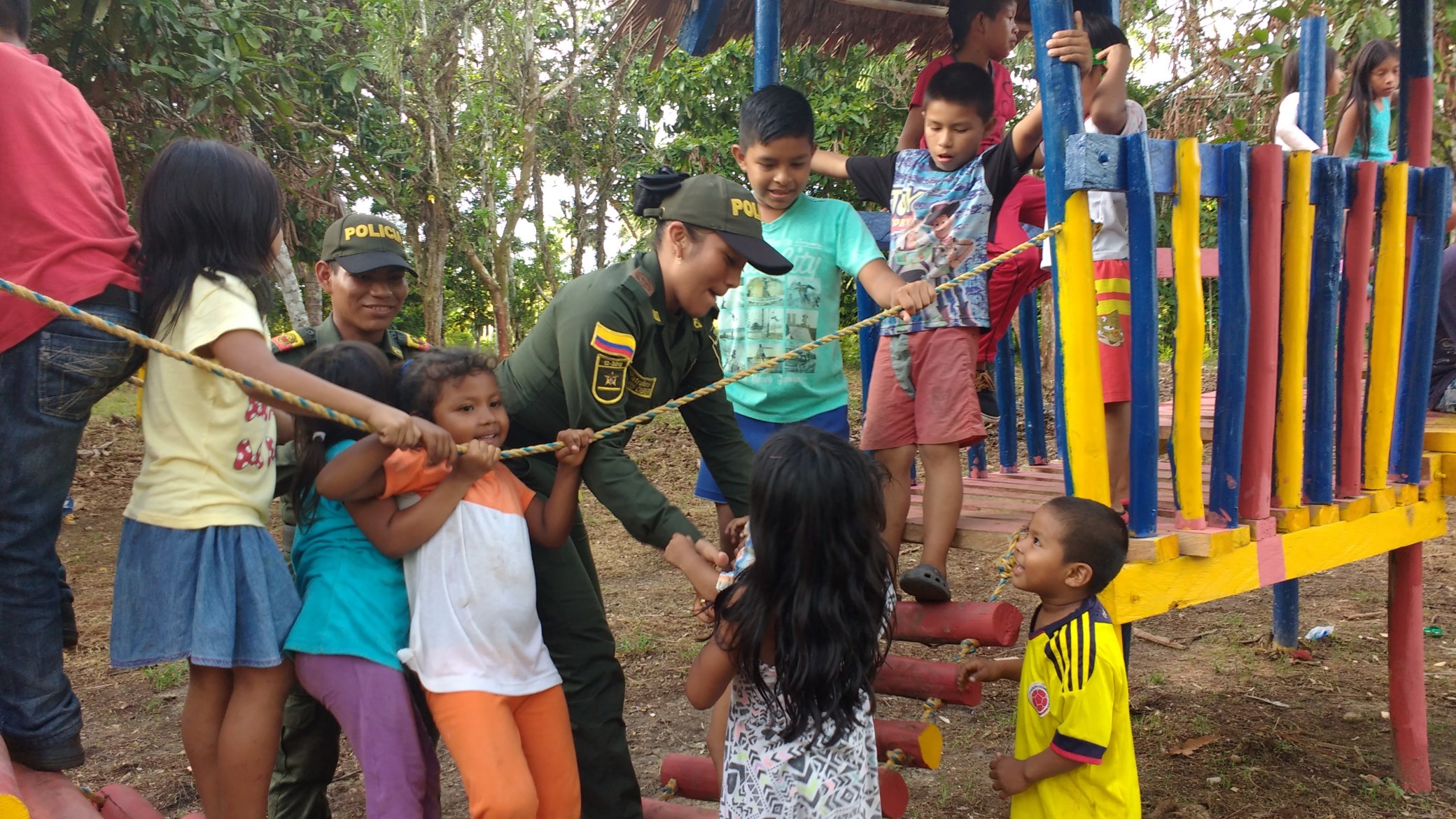policía-comunidad-construyeron-un-parque-infantil   