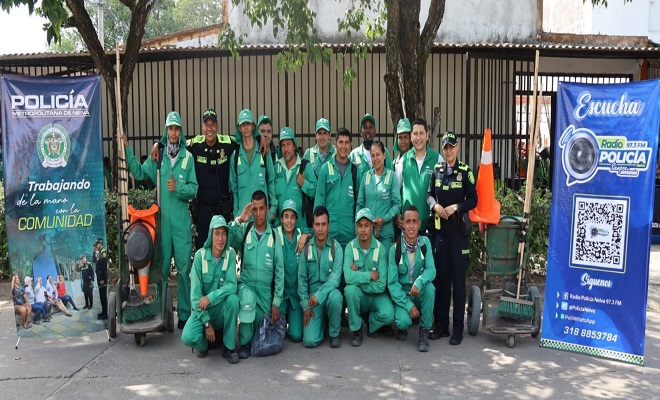 La Policía hace homenaje al trabajo de los "Escobitas" en el sur de la ciudad