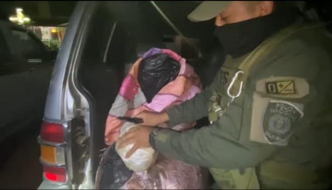 policía registrando vehículo