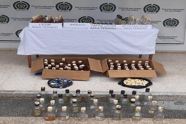 1 persona capturada-policías custodiando-licor adulterado incautado