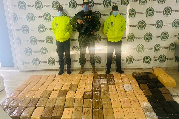 marihuana incautada-policías custodiando