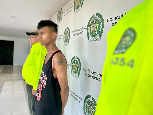 Persona capturada-policías custodiando