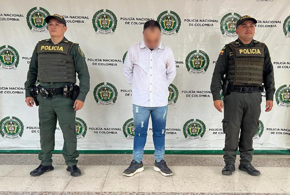 Persona capturada-policías custodiando 