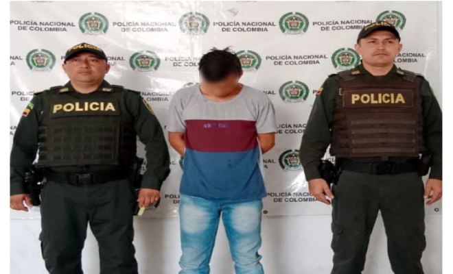 Persona capturada-policías custodiando 