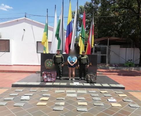 Policía Nacional captura una mujer en flagrancia con estupefacientes