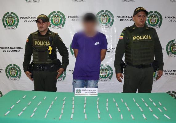 Persona capturada-policías custodiando