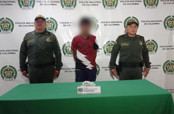 Persona capturada-policías custodiando