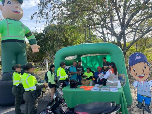 Policía Nacional realiza campañas de seguridad vial en el Peaje Neiva