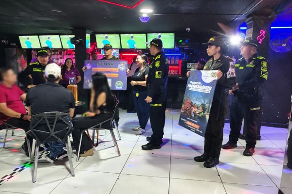 Cuatro policías de infancia y adolescencia y grupo protección al turismo con dos funcionarios de Bienestar familiar en actividades preventivas en contra de la explotación sexual de menores a la ciudadanía