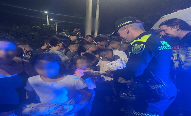 La Policía Nacional y propietarios de un establecimiento comercial alegraron la navidad a 150 niños del Barrio Falla Bernal