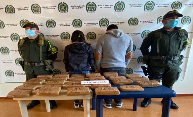 2 personas capturadas-policías custodiando-alucinógeno incautado