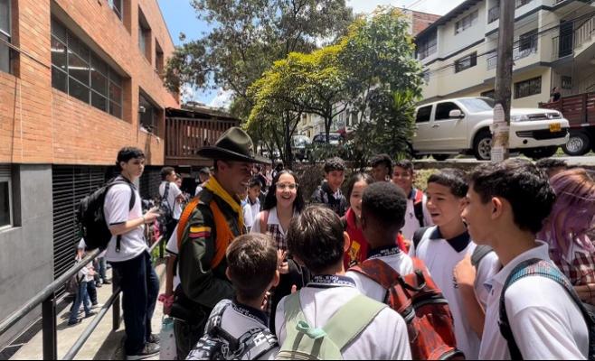 Policías en campañas en colegios