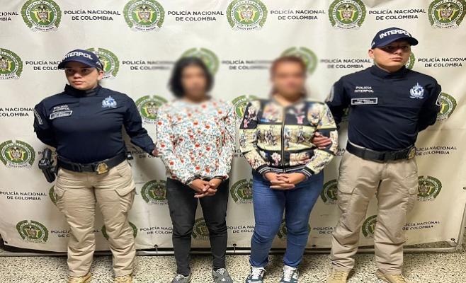 policías custodian dos mujeres capturadas