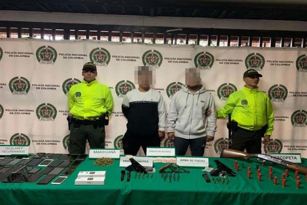 Policías custodian a hombres por hurto a celulares 