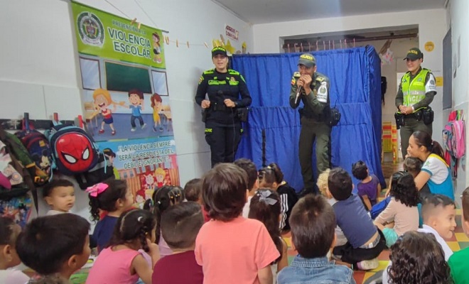 Policías encampañas de prevención en los diferentes colegios 