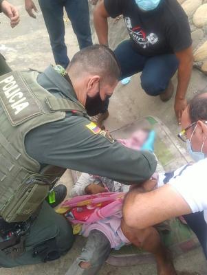 Policías atendiendo parto