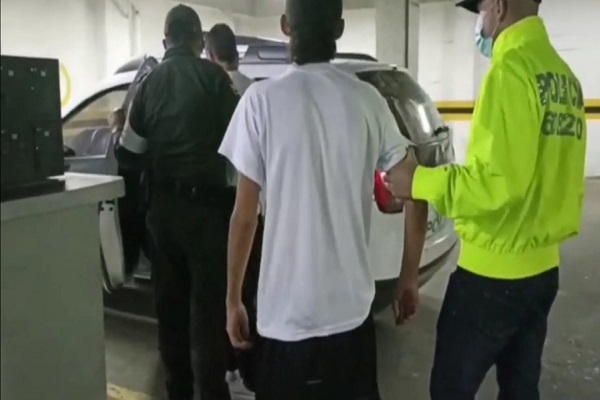 1 persona capturada-policías custodiando-arma de fuego incautada