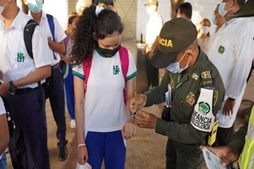 Policia acompañando regreso a clases