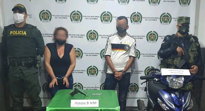 Se movilizaban en motocicleta con arma de fuego ilegal