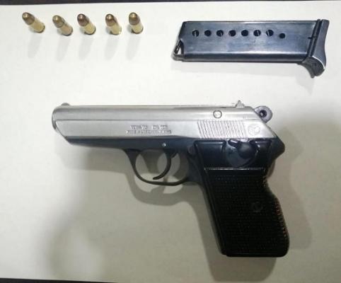 Incautan arma de fuego