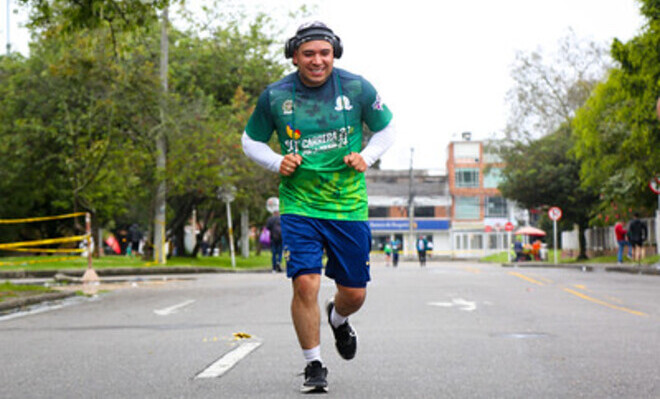 un hombre realiza actividad f&iacute;sica