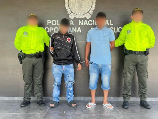 Persona capturada-policías custodiando 