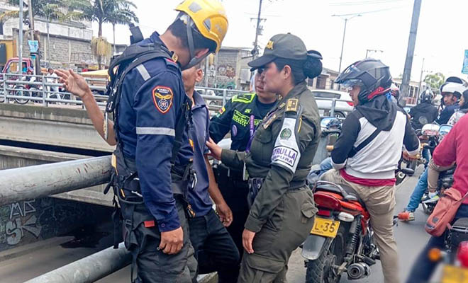 el ciudadano fue alejado del borde del puente