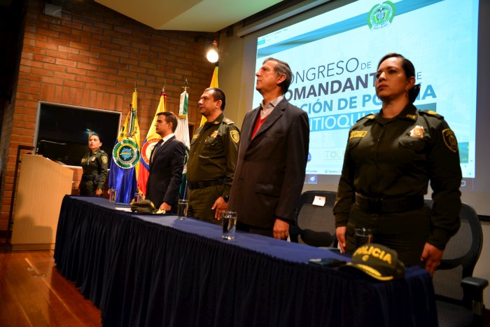 Mesa principal participante del primer congreso comandantes código nacional de policía