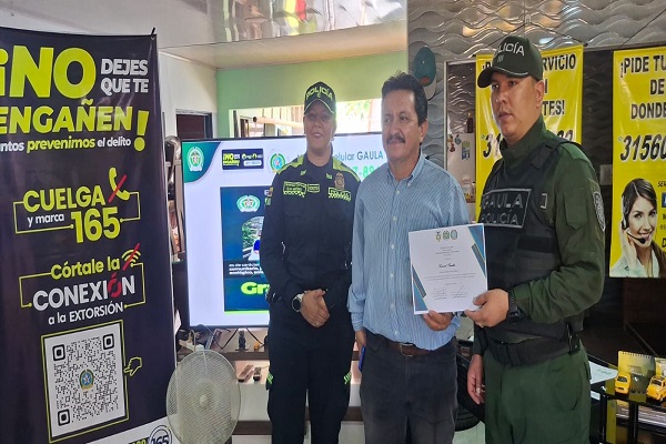 Dos policías y un ciudadano en el primer encuentro Antiextorsión