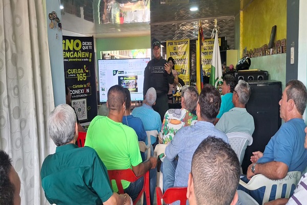 Un Policía socializa información referente a la Antiextorsión a la comunidad