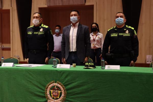 Alcalde con policias 