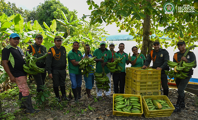 Policía dictando charla