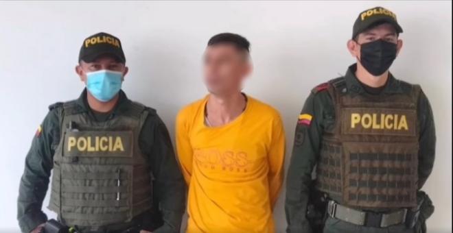 una persona capturada- policías custodiando